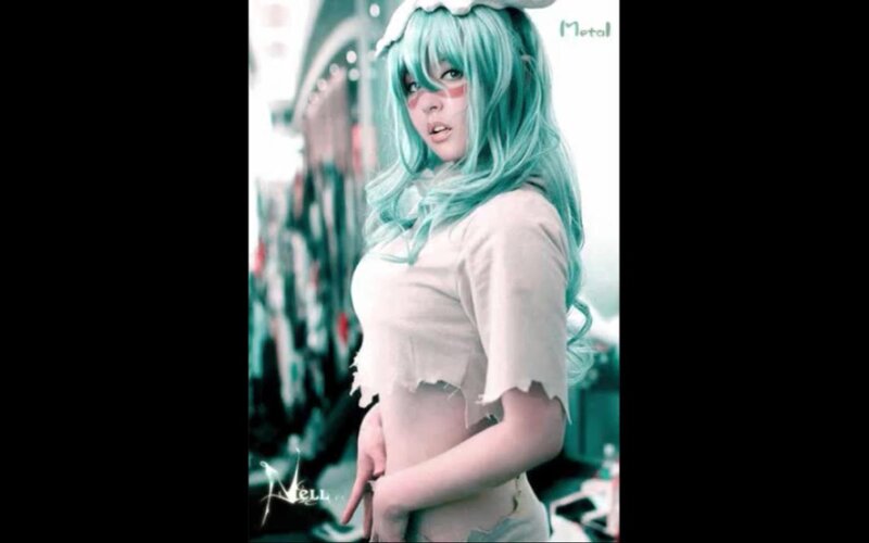 cosplayer with teal hair