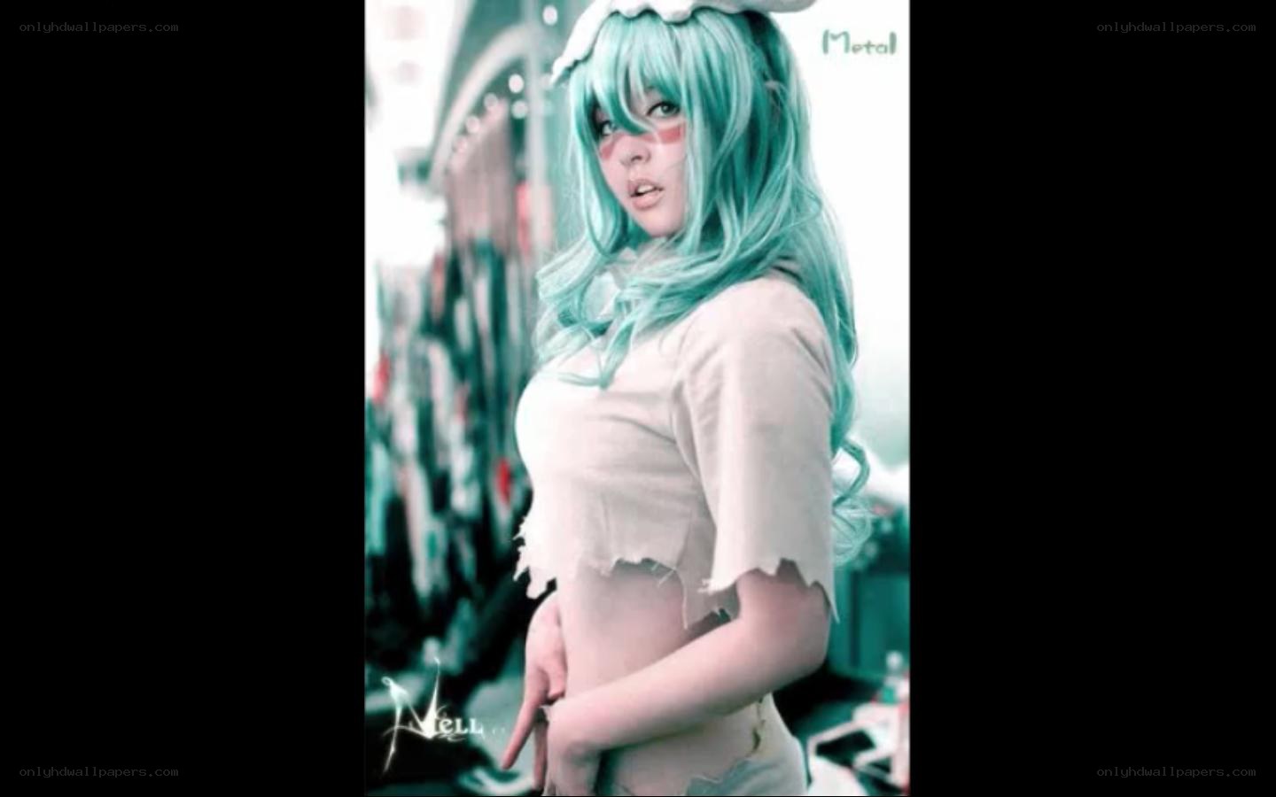 cosplayer with teal hair