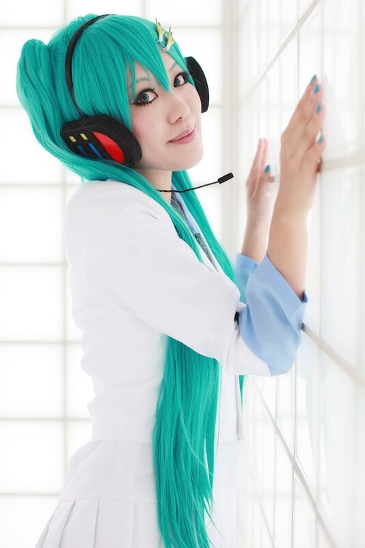 cosplayer with turquoise hair