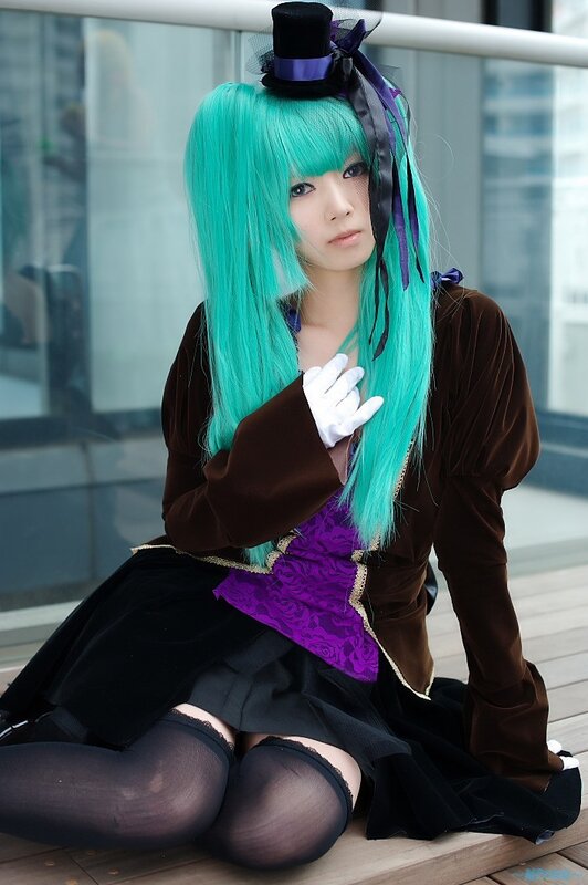 cosplayer with turquoise hair