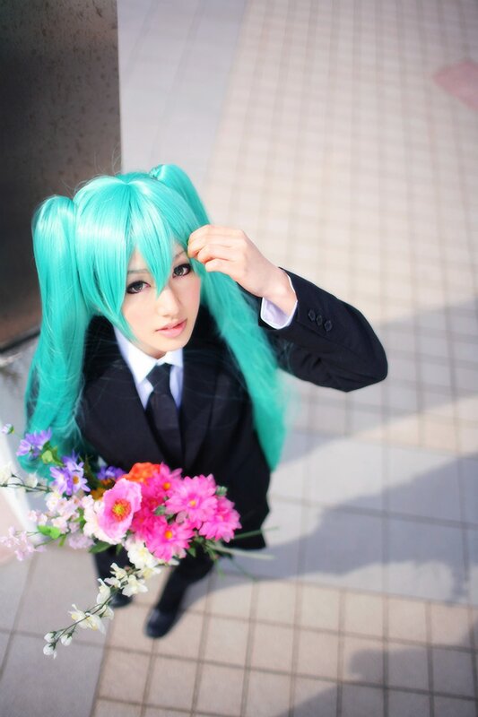 cosplayer with turquoise hair