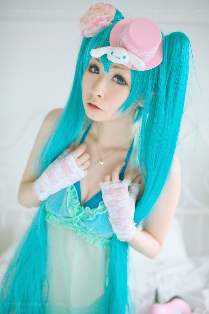 cosplayer with turquoise hair