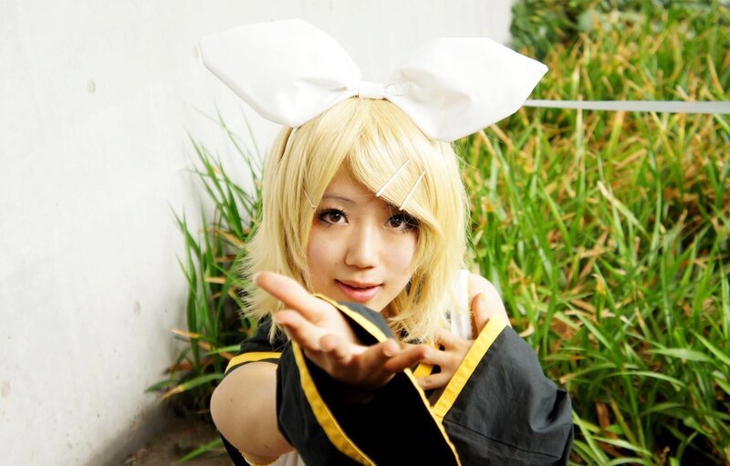cosplayer with white bow