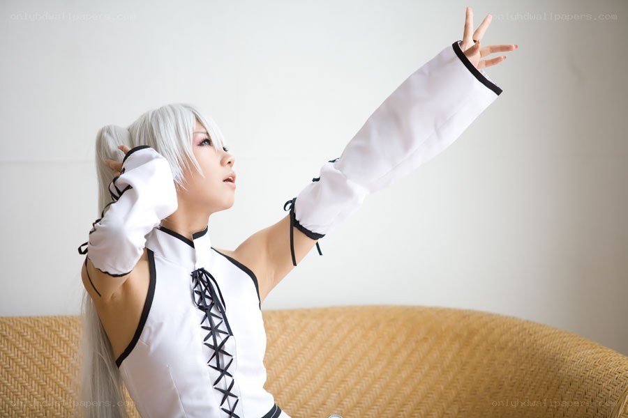 cosplayer with white hair
