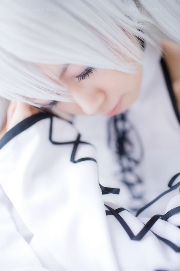 cosplayer with white hair