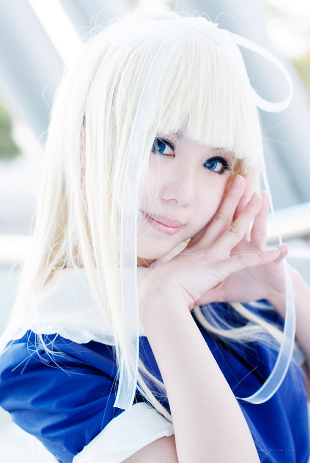 cosplayer with white hair