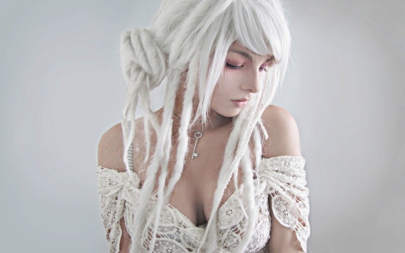 cosplayer with white hair