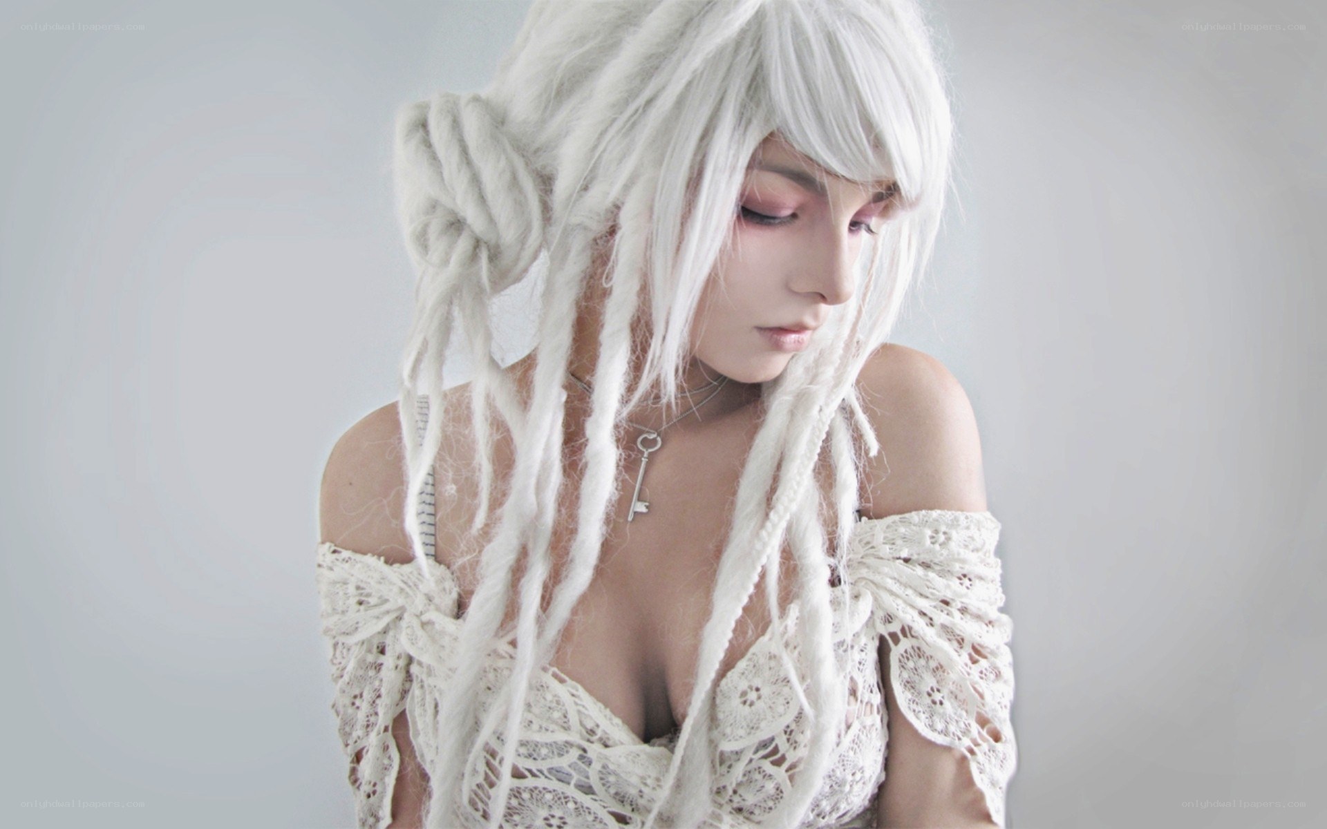 cosplayer with white hair