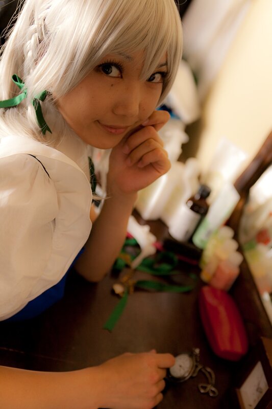 cosplayer with white hair