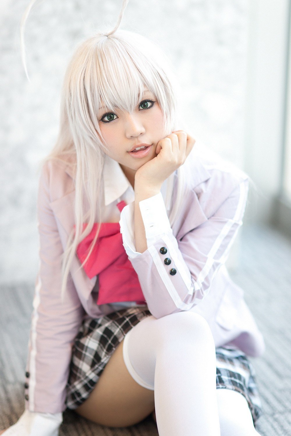 cosplayer with white hair