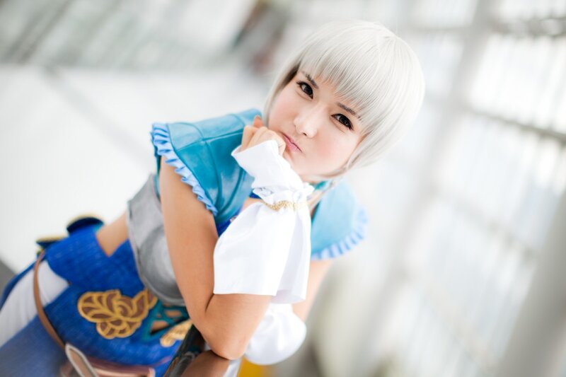 cosplayer with white hair