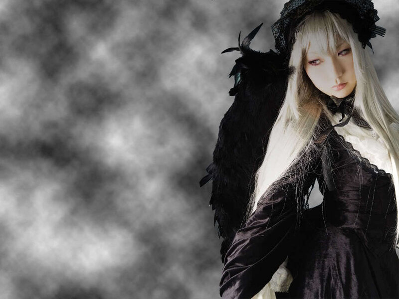 cosplayer with white hair and black wings