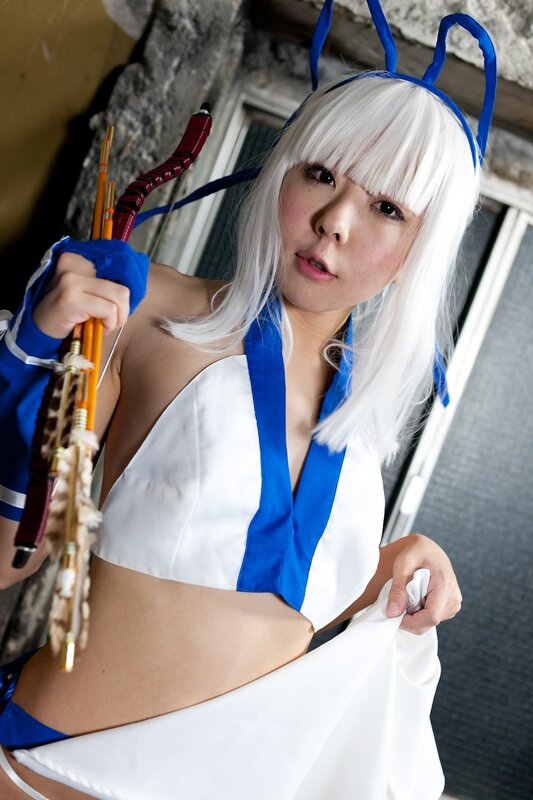 cosplayer with white hair and bow