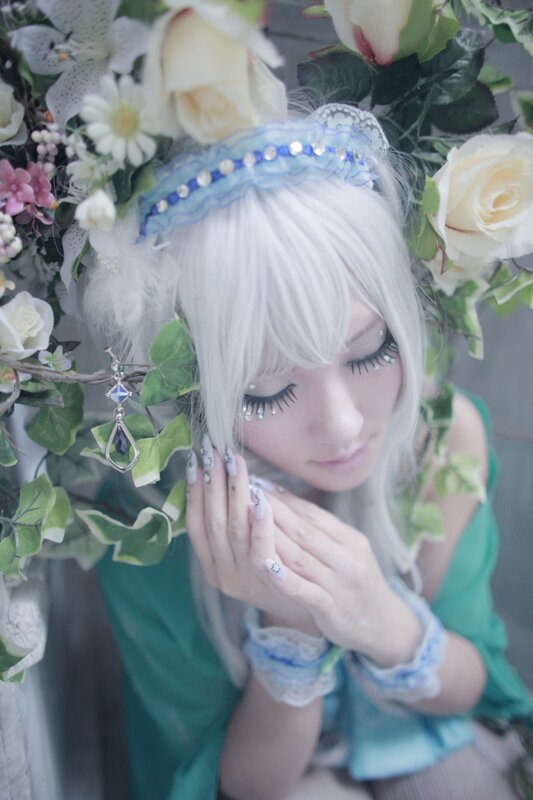 cosplayer with white hair and flowers