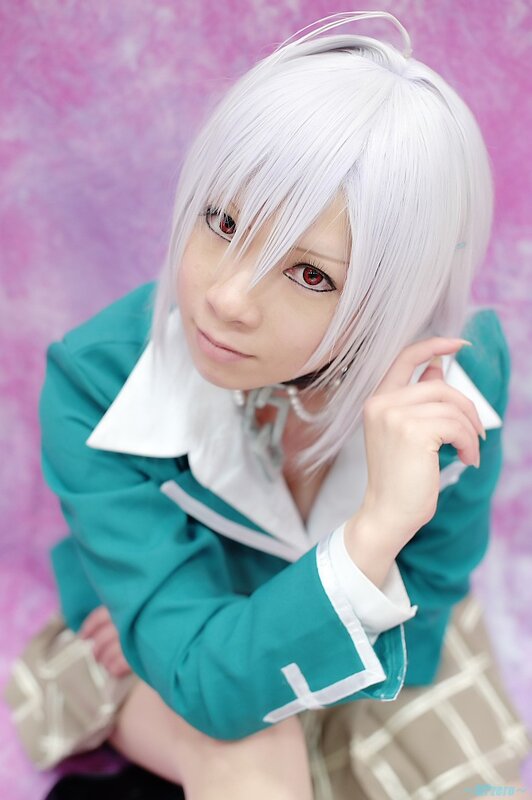 cosplayer with white hair and red eyes