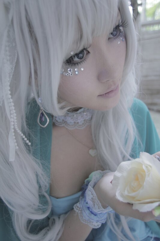 cosplayer with white hair and rose