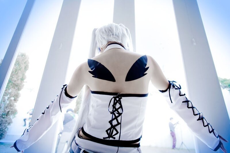 cosplayer with white hair and wings