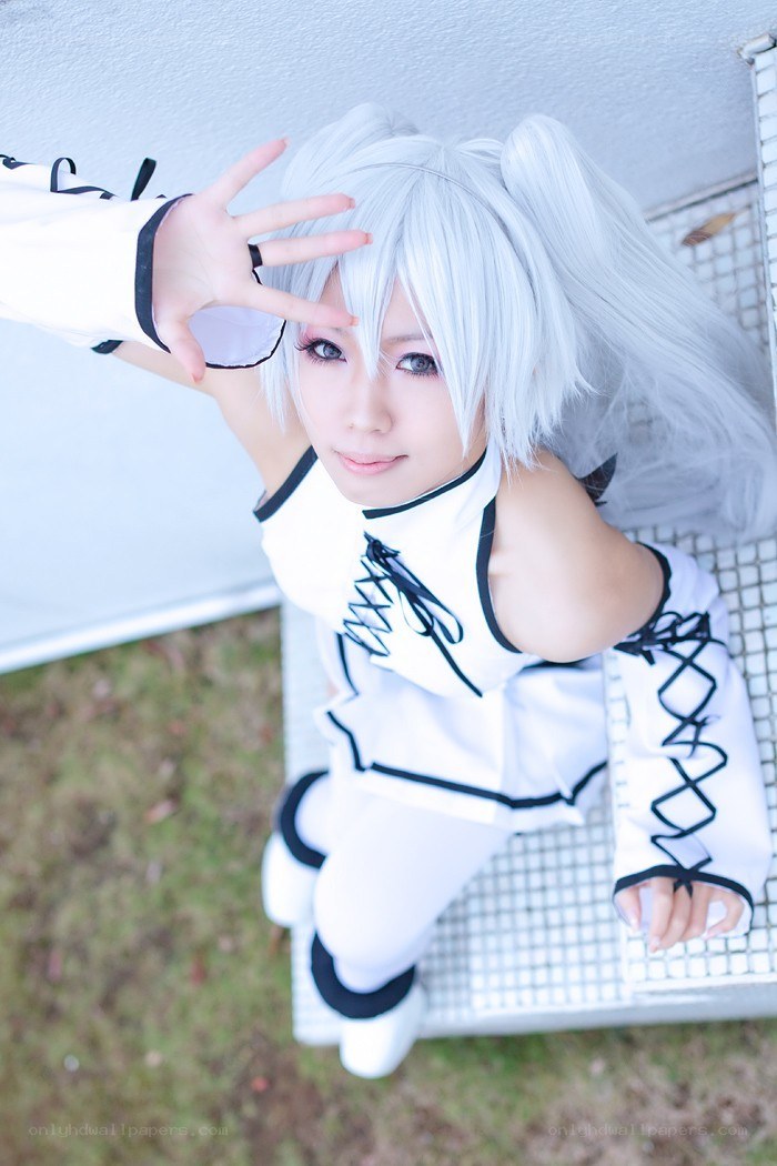 cosplayer with white hair posing