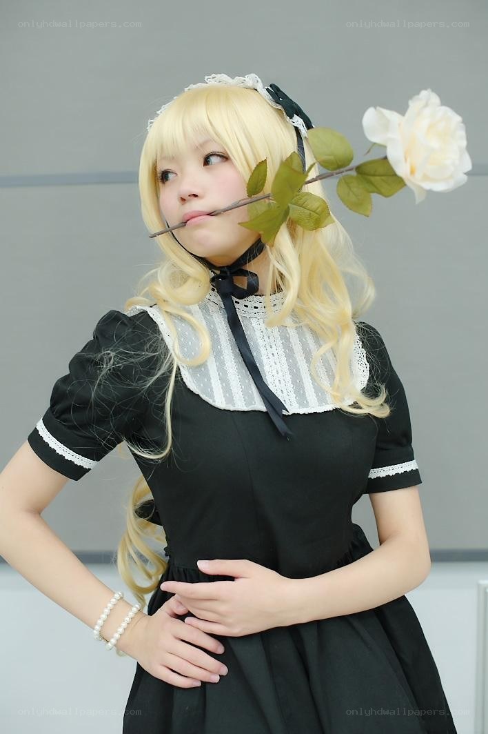 cosplayer with white rose