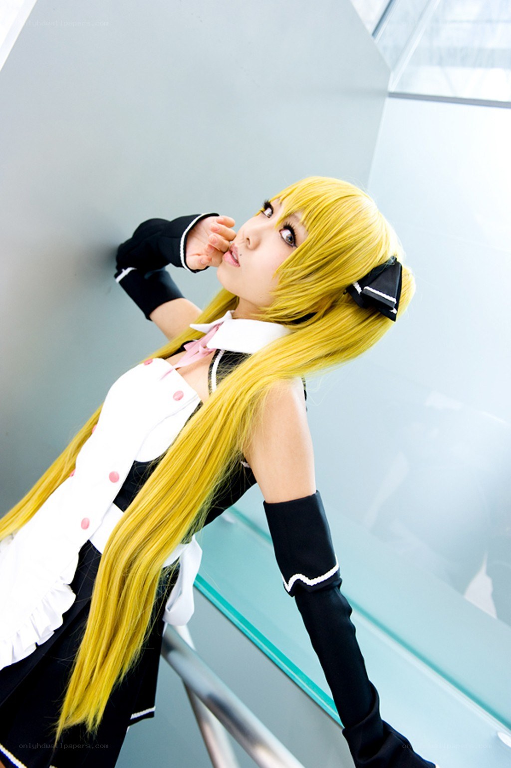 cosplayer with yellow hair