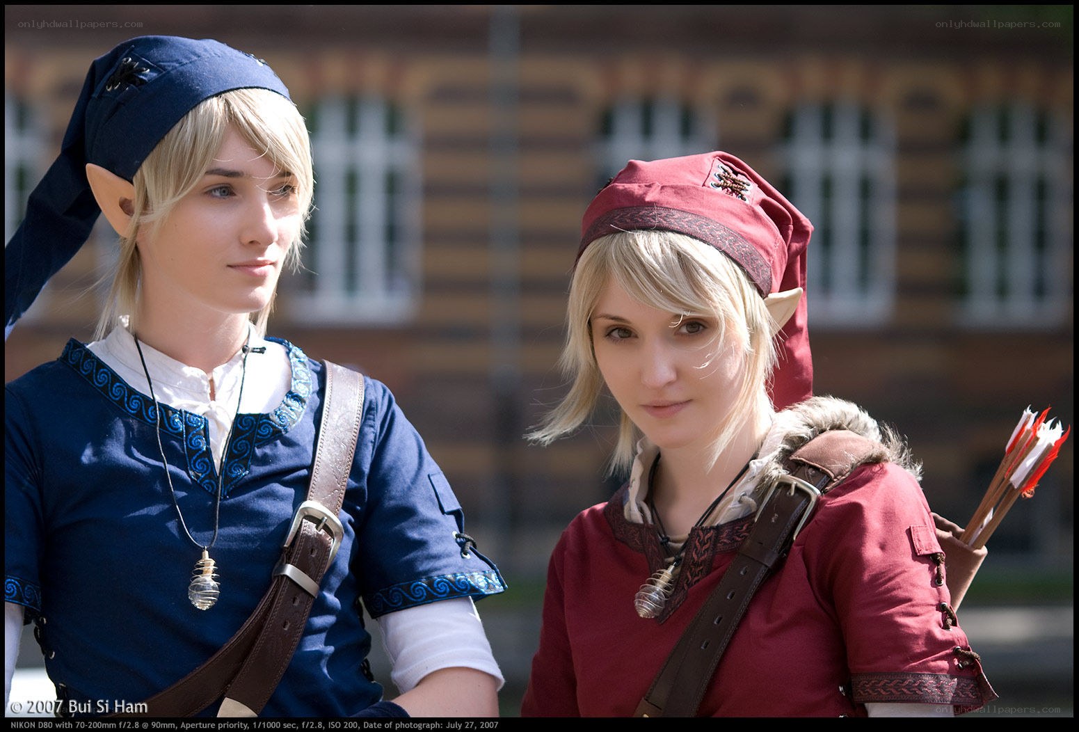 cosplayers as link and zelda