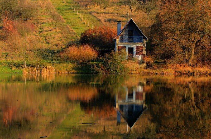 Cottage by Lake — Green, Serene, Autumn