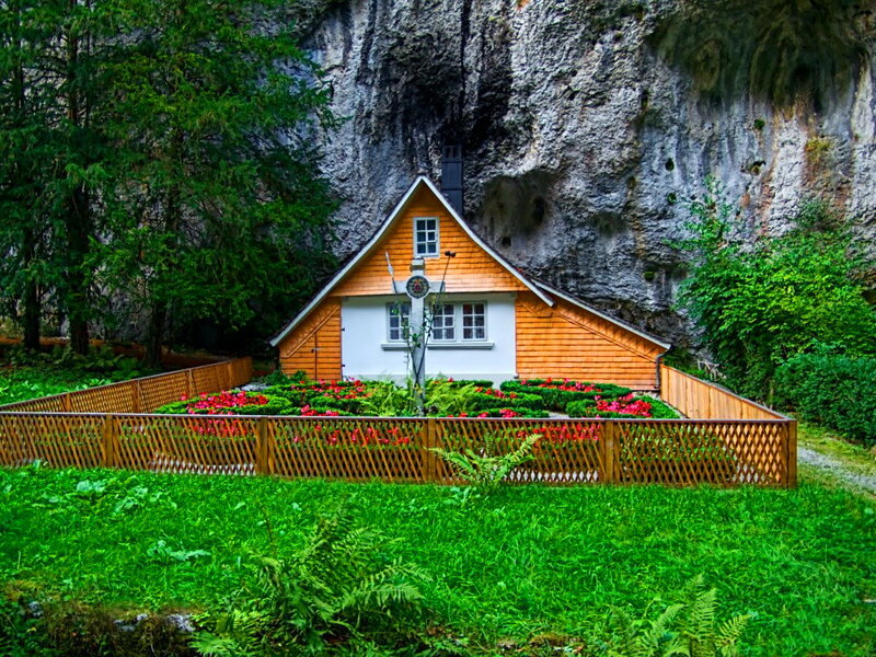 Cottage in Cave Entrance
