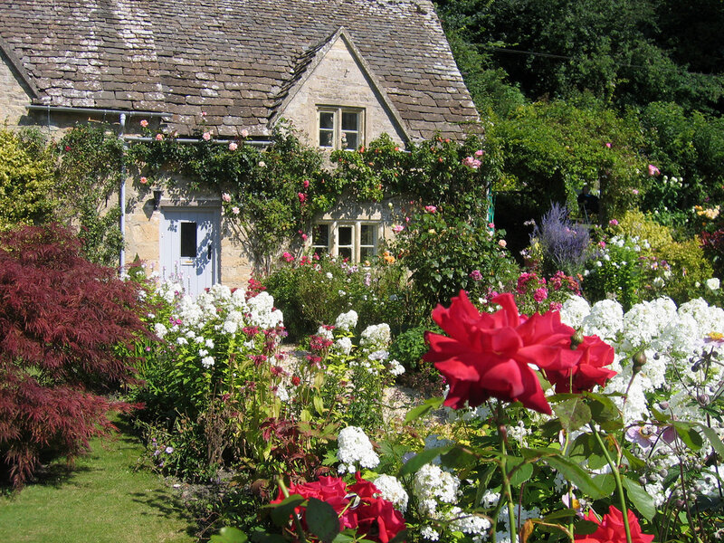 Cottage with Garden — Red, Serene