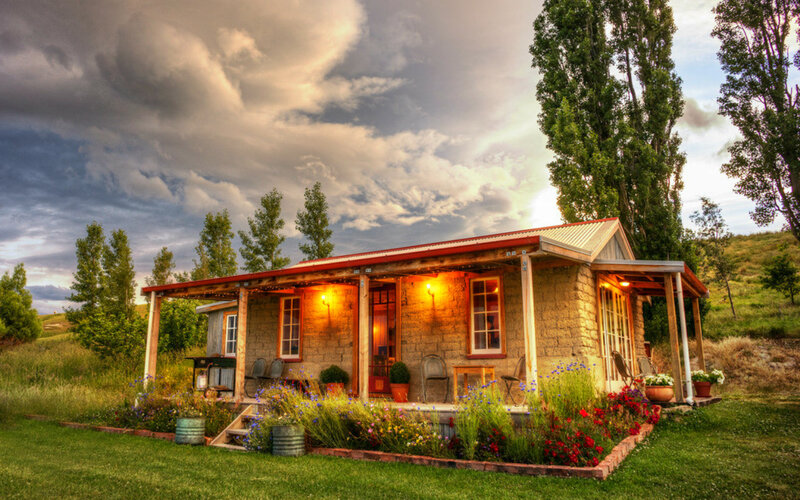 Cottage with Porch — Green, Dramatic
