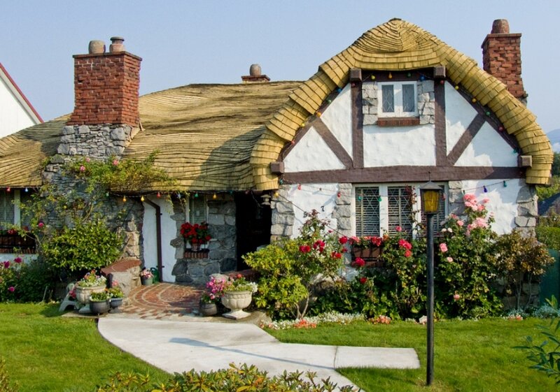 Cottage with Thatched Roof — Green, Peaceful