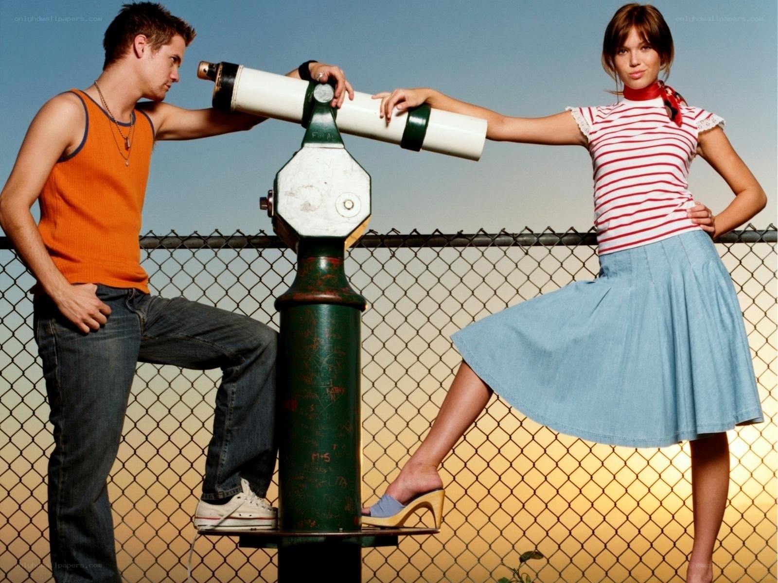 couple at binoculars