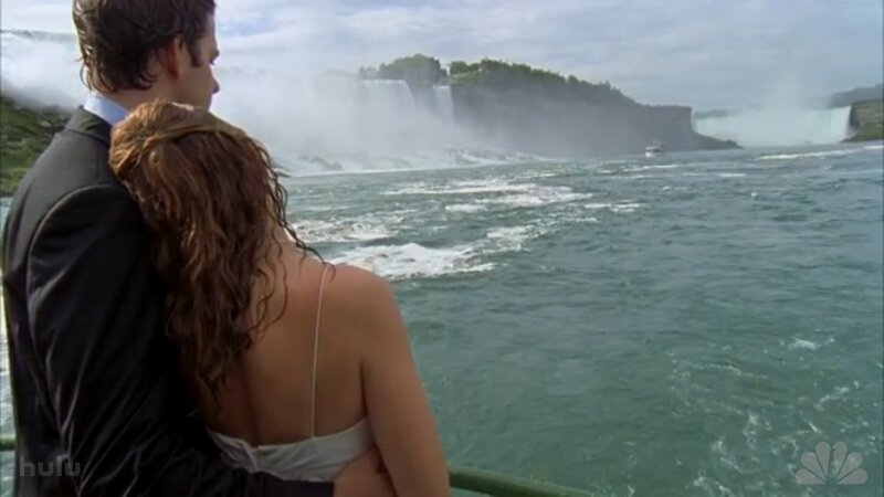 couple at niagara falls
