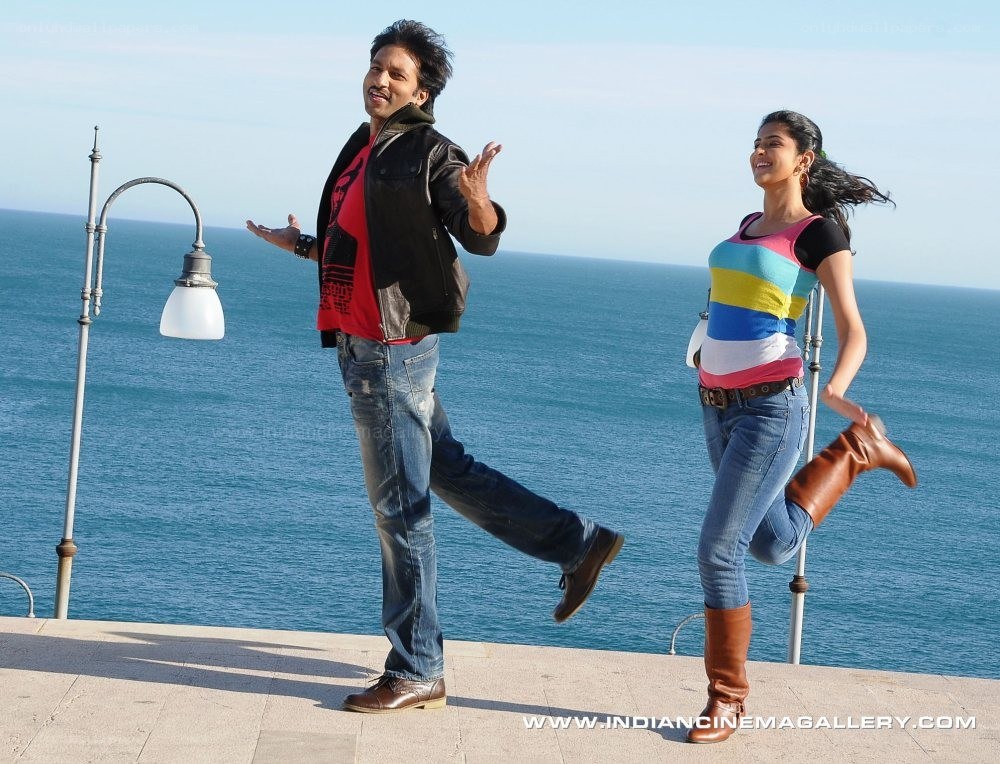 couple dancing by the sea