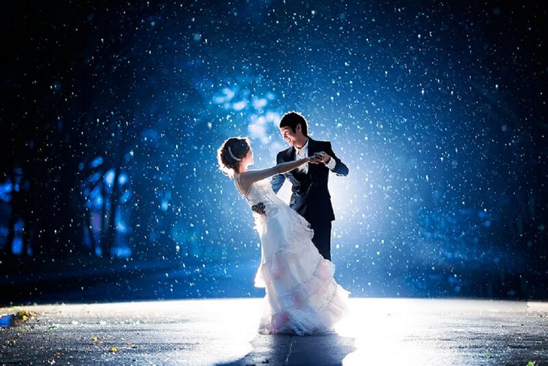 Couple Dancing in Rain — Blue