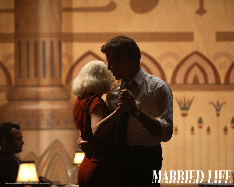 couple dancing in restaurant