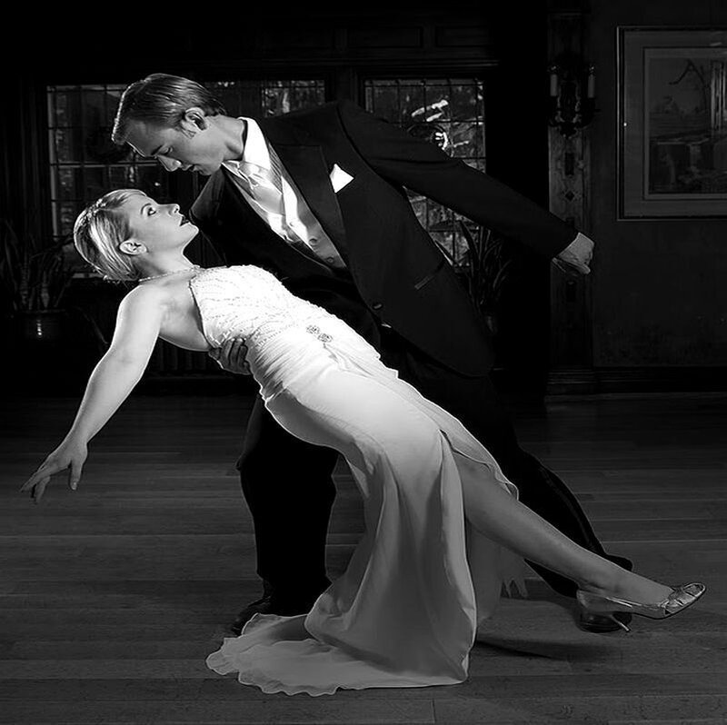 Couple Dancing Tango — Black