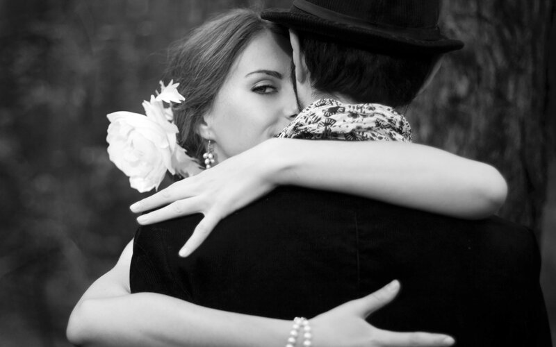 couple embracing in black and white