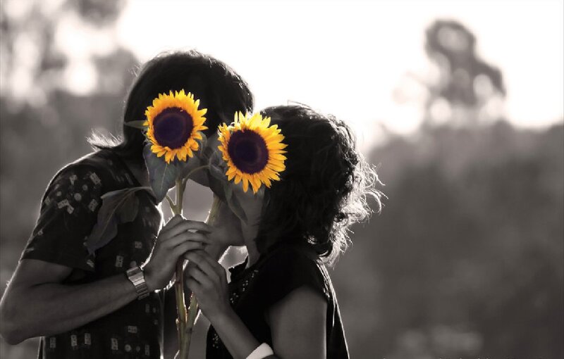 Couple Holding Sunflowers — Yellow