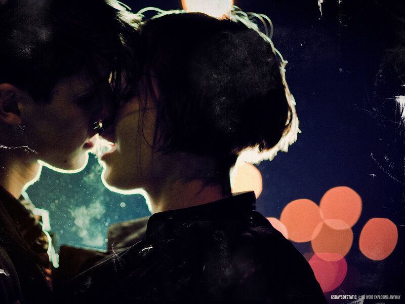 couple kissing at night