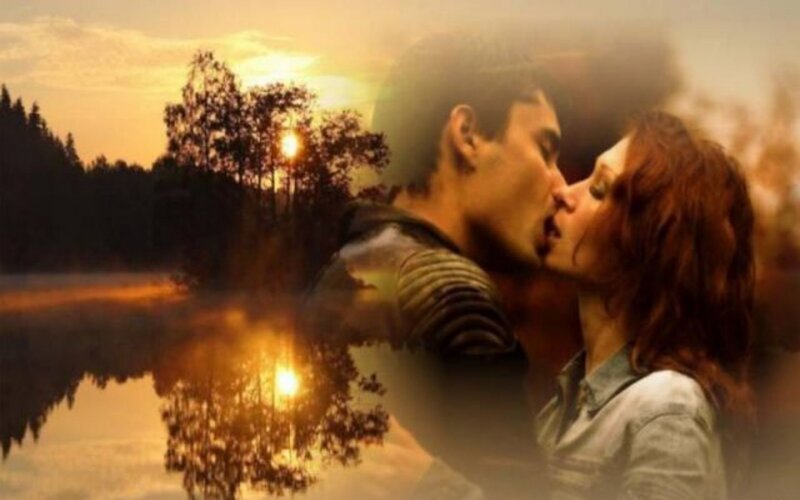 couple kissing at sunset