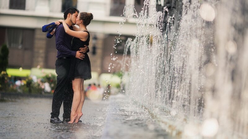 Couple kissing by fountain