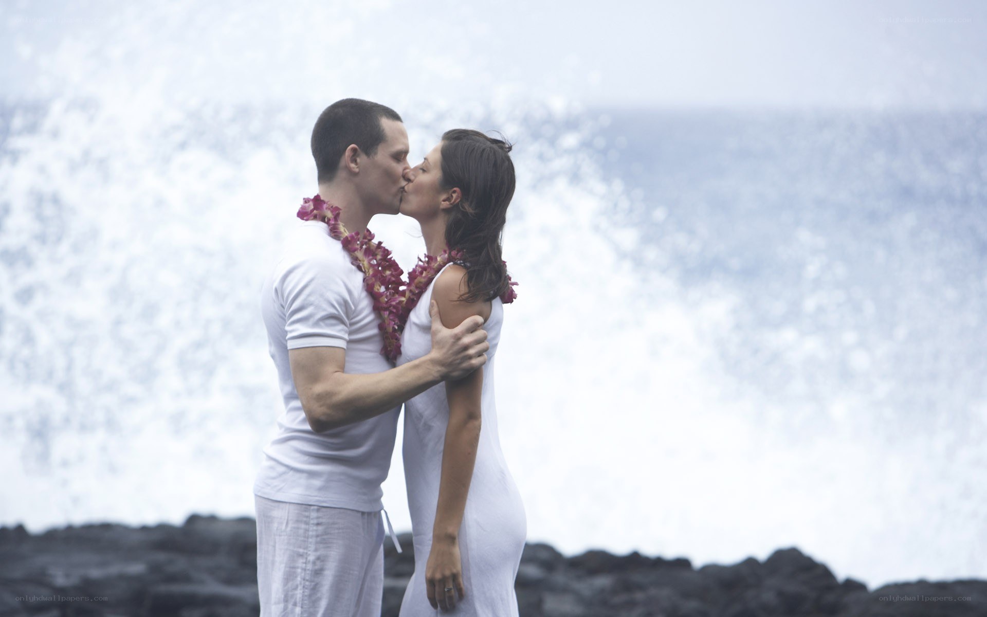 couple kissing by the ocean