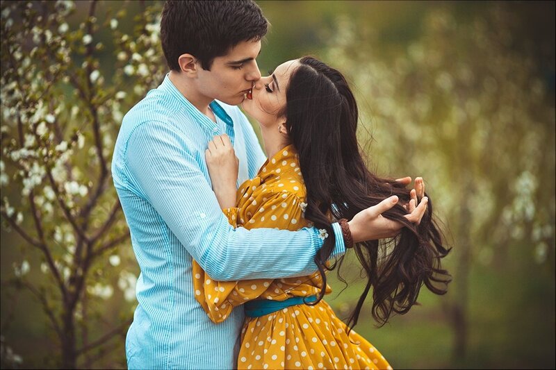 couple kissing in garden