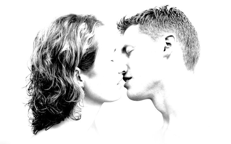 couple kissing in profile