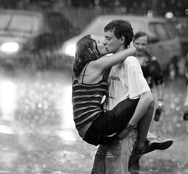 Couple Kissing in Rain — Black