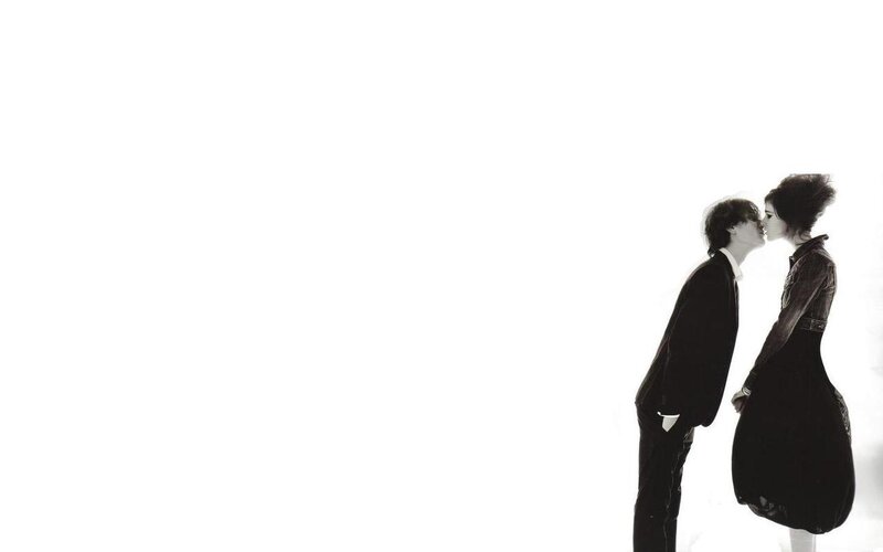 couple kissing in silhouette