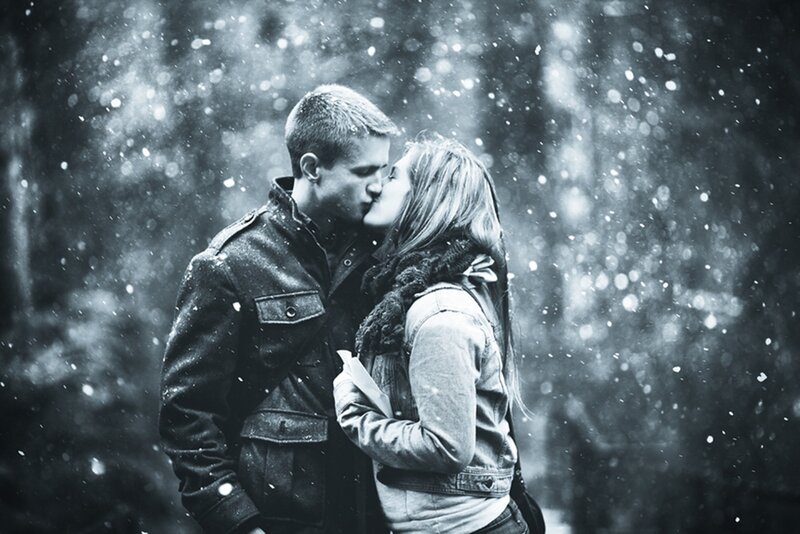 Couple Kissing in Snow — Black
