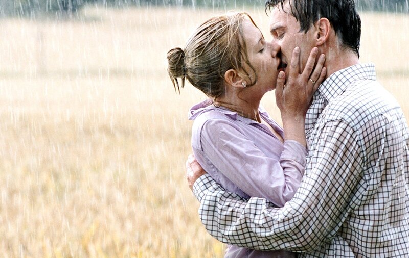 couple kissing in the rain