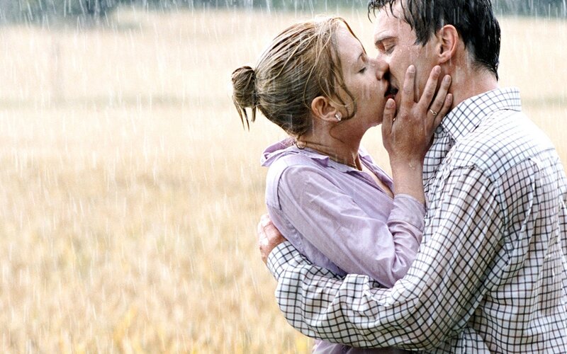 couple kissing in the rain