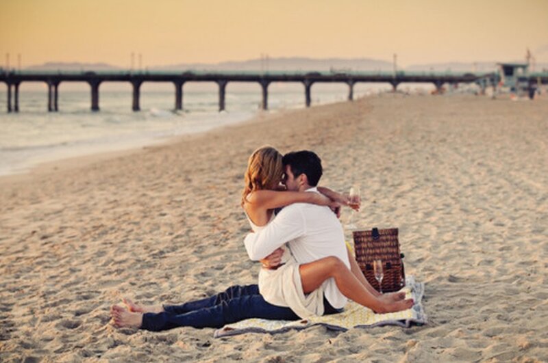 Couple Kissing on Beach — Sand